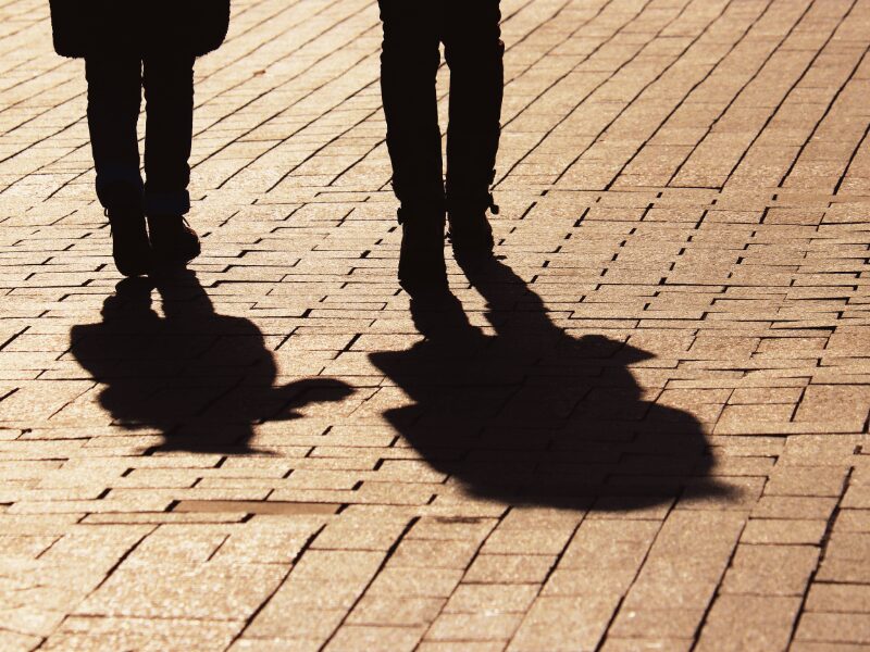 ２人が歩く後ろ姿の影