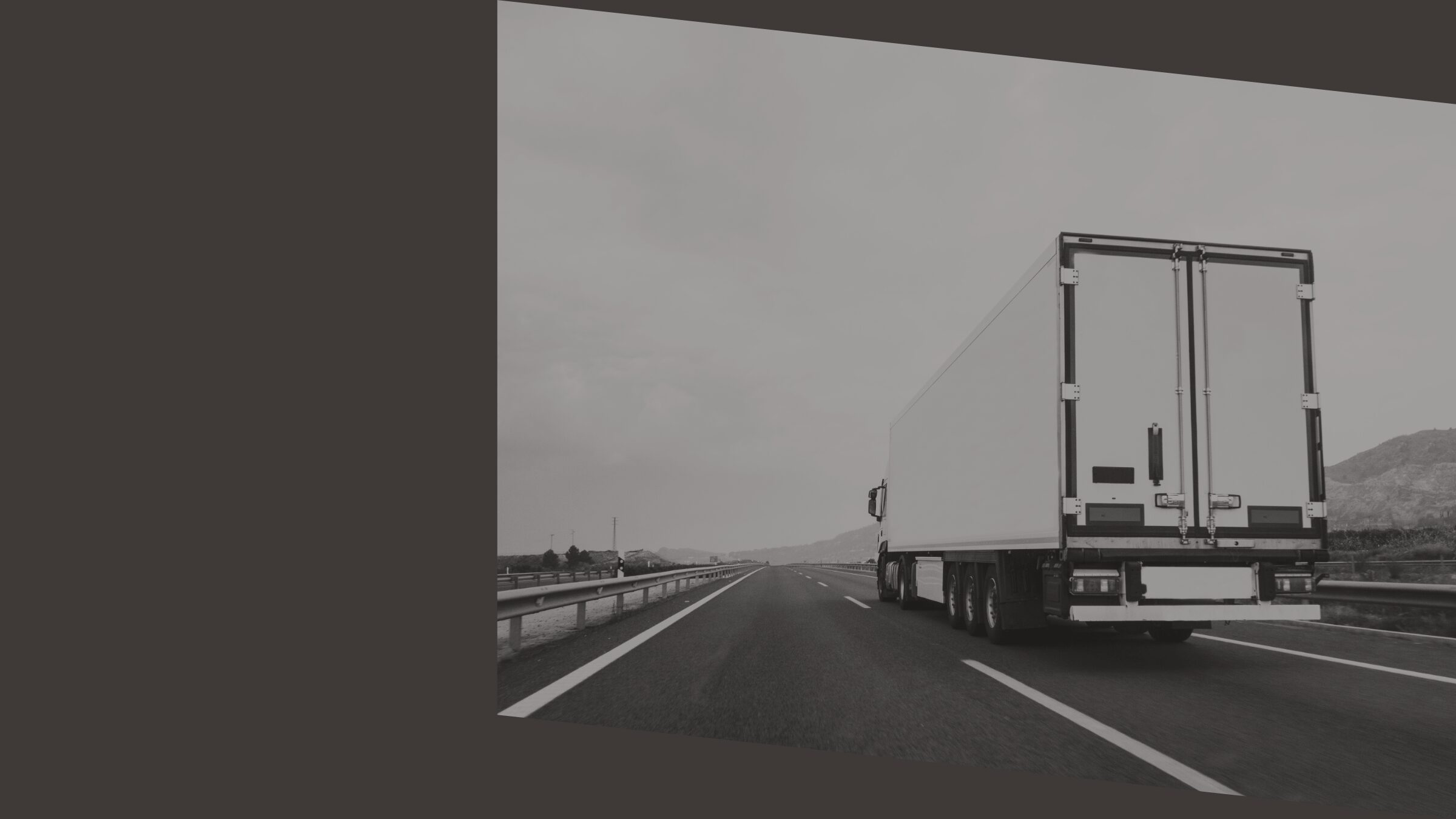 高速を走るトラック・道のその先へ