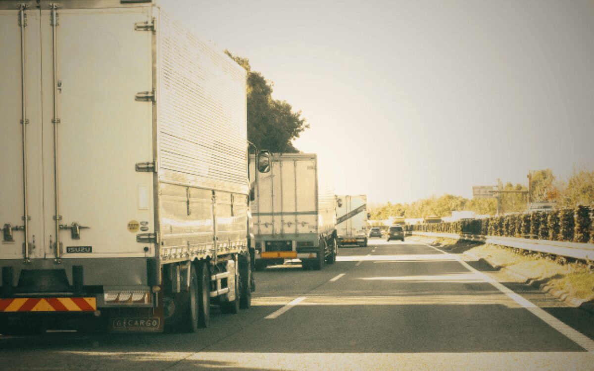 高速道路を走る2tトラック