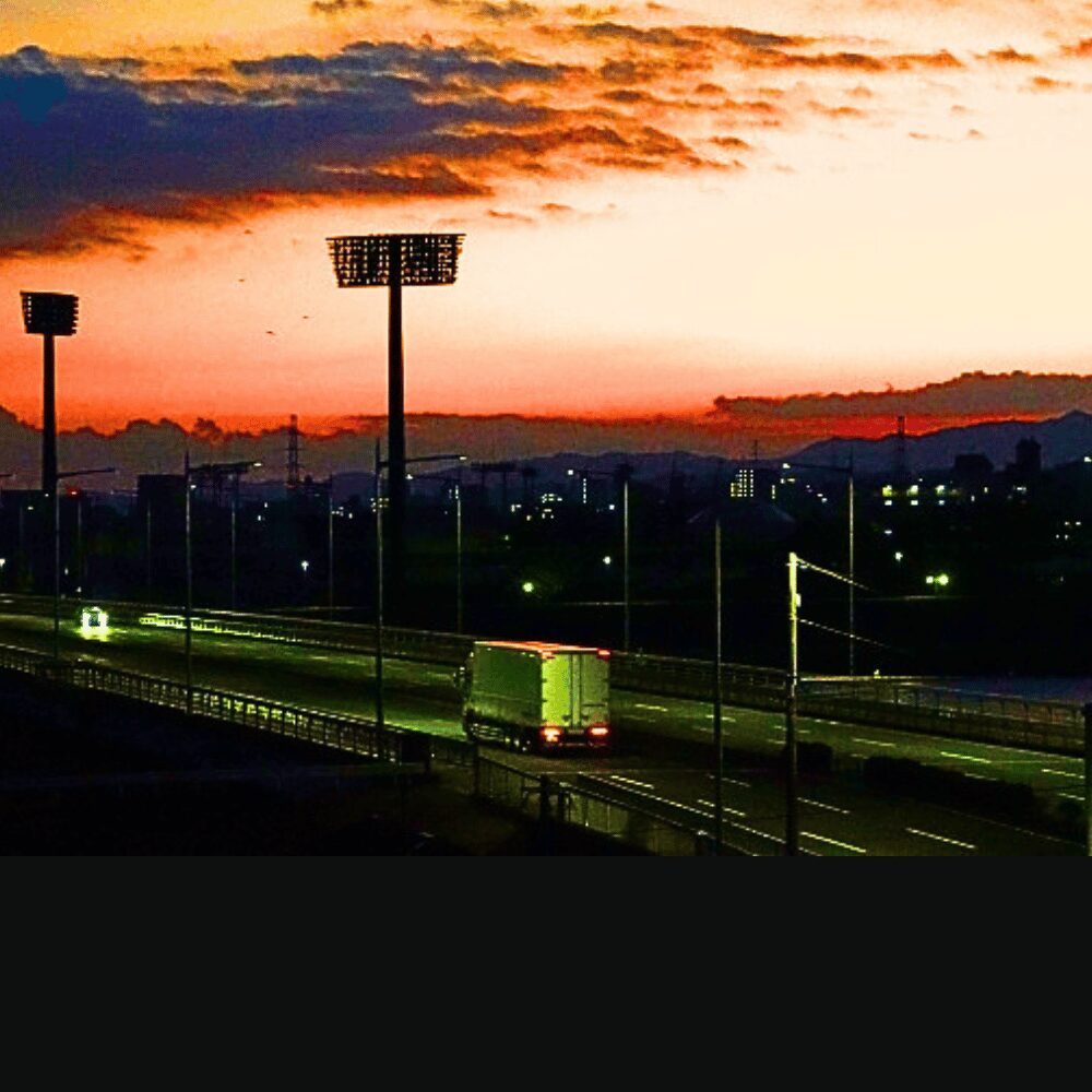 夜明けの国道を行く2tトラック